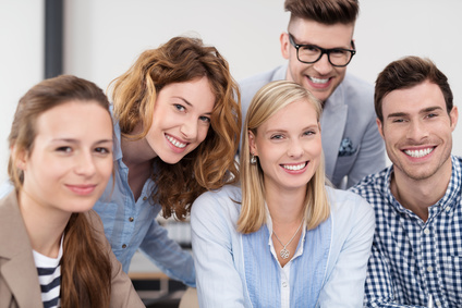 gruppe studenten schaut lachend in die kamera