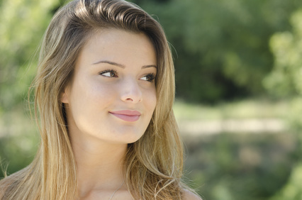 portrait d'une belle jeune fille aux cheveux blonds